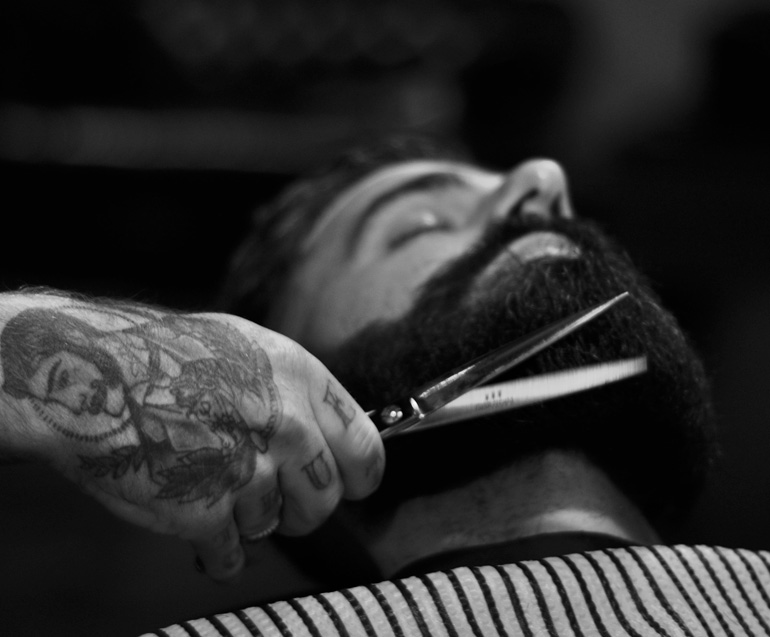 Baard laten trimmen bij barbier